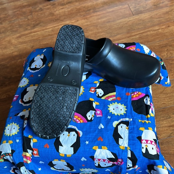 Clogs - Picture 2 of 3